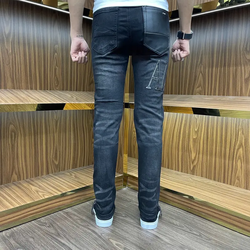 quần Jeans nam  AMR chữ đen túi da sau mông bốn cúc 1