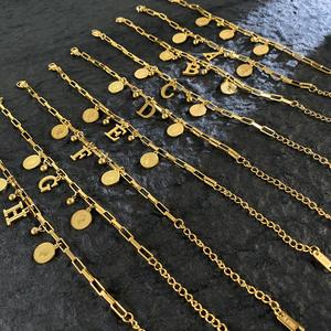 สร้อยข้อมือเหล็กไททาเนียม, ผิวมัน, การออกแบบแผ่นวงกลมส่วนบุคคล, สไตล์ฮิปฮอป, 26 ตัวอักษร, เหมาะสำหรับผู้หญิงและผู้ชาย, ของขวัญสำหรับแฟนหรือคนรัก