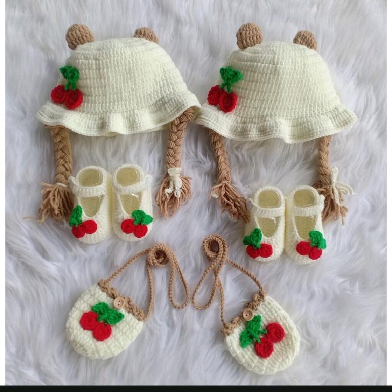 Mũ len có tóc giả cho bé,mũ len có bính, mũ tai gấu , kèm túi đeo chéo cho bé gái 0-12 tháng tuổi họa tiết cherry vô cùng đáng yêu