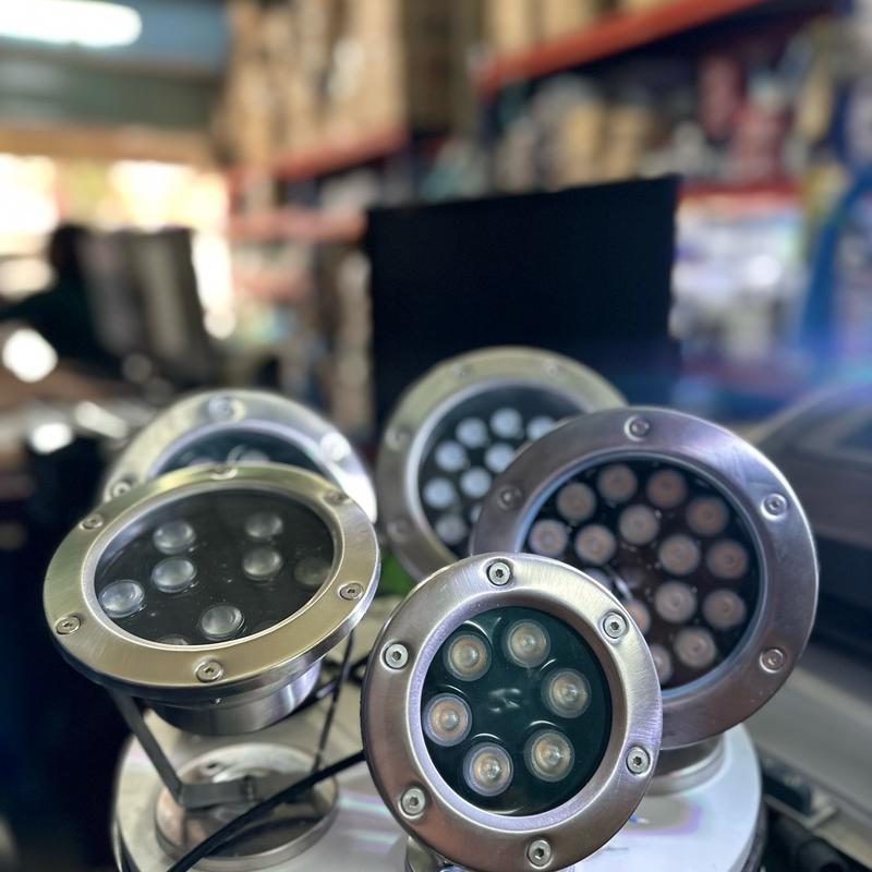 Đèn âm nước chiếu sáng cho bể cá cảnh hồ cá koi công suất 3W 6W 9W 12W 18W 24W 36w màu vàng đổi màu . Đèn LED âm nước dạng chân đế hắt IP 68 chiếu sáng sân vườn muốn đổi màu phải mua nguồn của đèn thich hợp