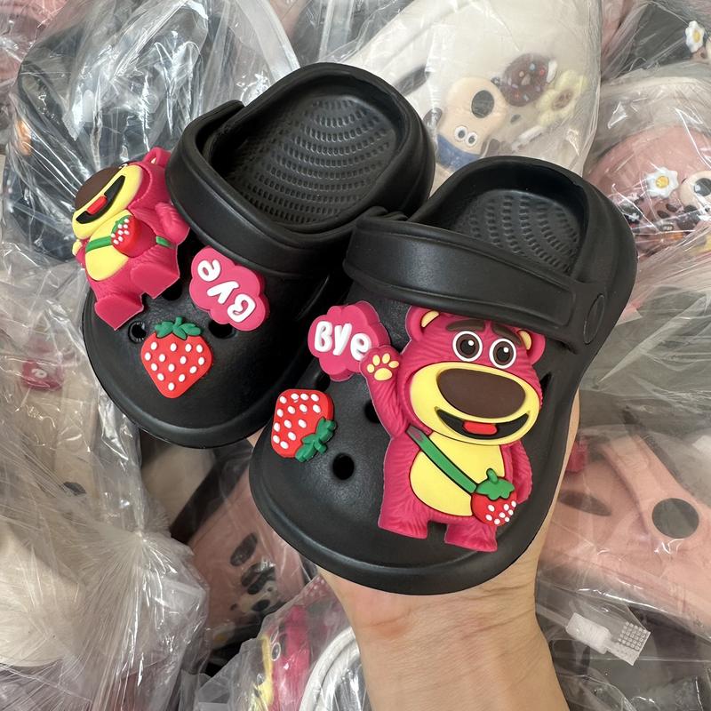 Dép Sục Cross Cho Bé Gắn Sticker Gấu Dâu Nhiều Màu Size 18-29 909+6