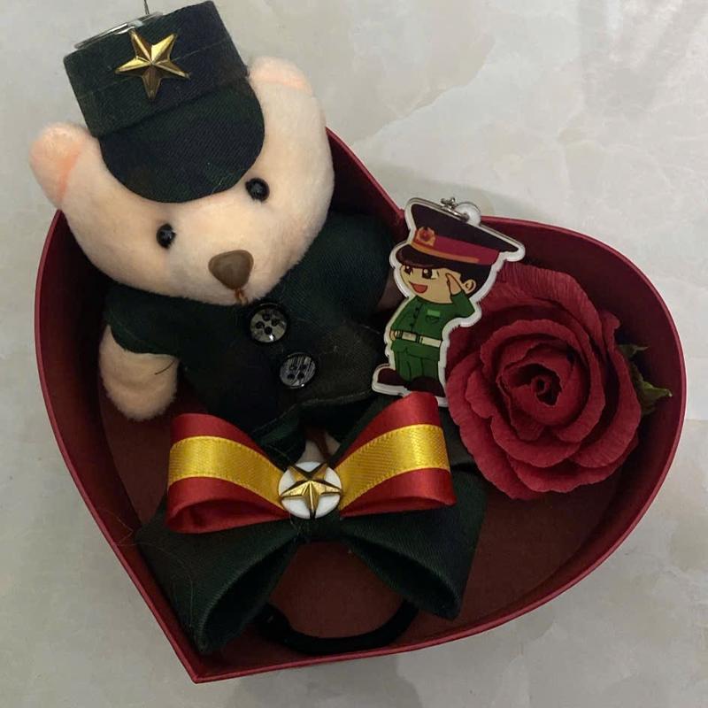 Combo hộp quà trái tim +gấu móc khoá + nơ buộc tóc + móc khoá nhựa + hoa 7
