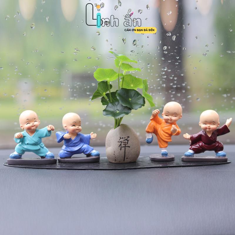 Tượng Trang Trí Ô Tô - Phụ Kiện Trang Trí Ô Tô Sang Trọng - Set Trang Trí Taplo Ô Tô Xe Hơi - Bô Chú Tiểu Mini Luyện Võ Cầm Đao Nâng Bình TẶNG ĐẾ KEO - LINH ẤN 2