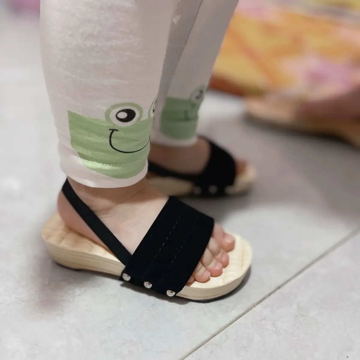 (QUAI CHỐNG TUỘT) Guốc gỗ THÔNG bé trai bé gái mix quai nhung - Mộc mây store