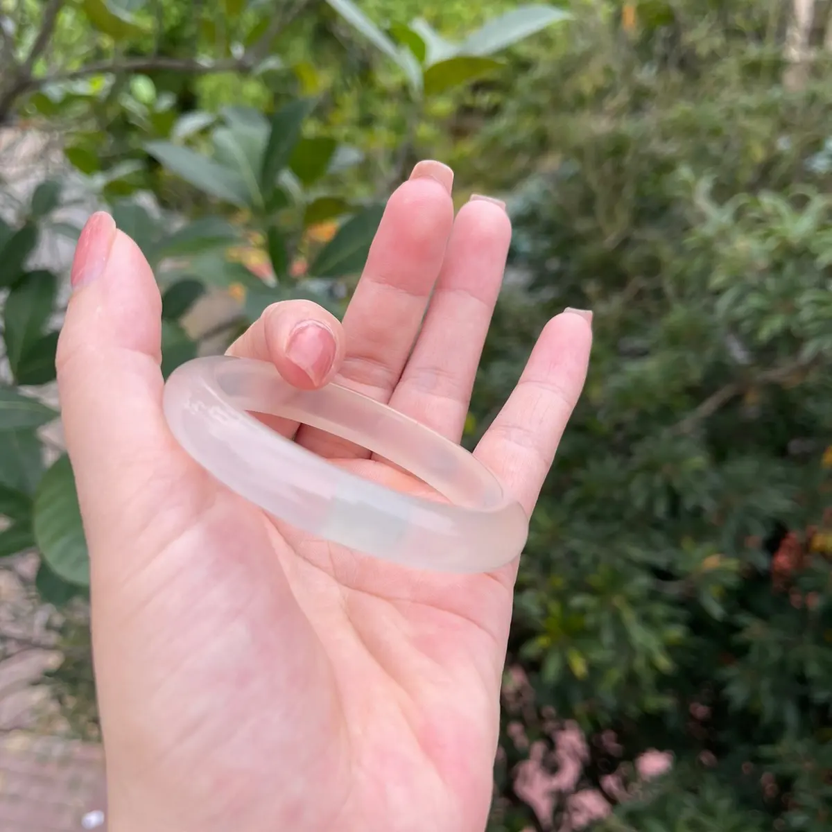 Vòng tay bản dẹp màu trắng bạch Nguyệt quang cho chị em phụ nữ lô tri ân