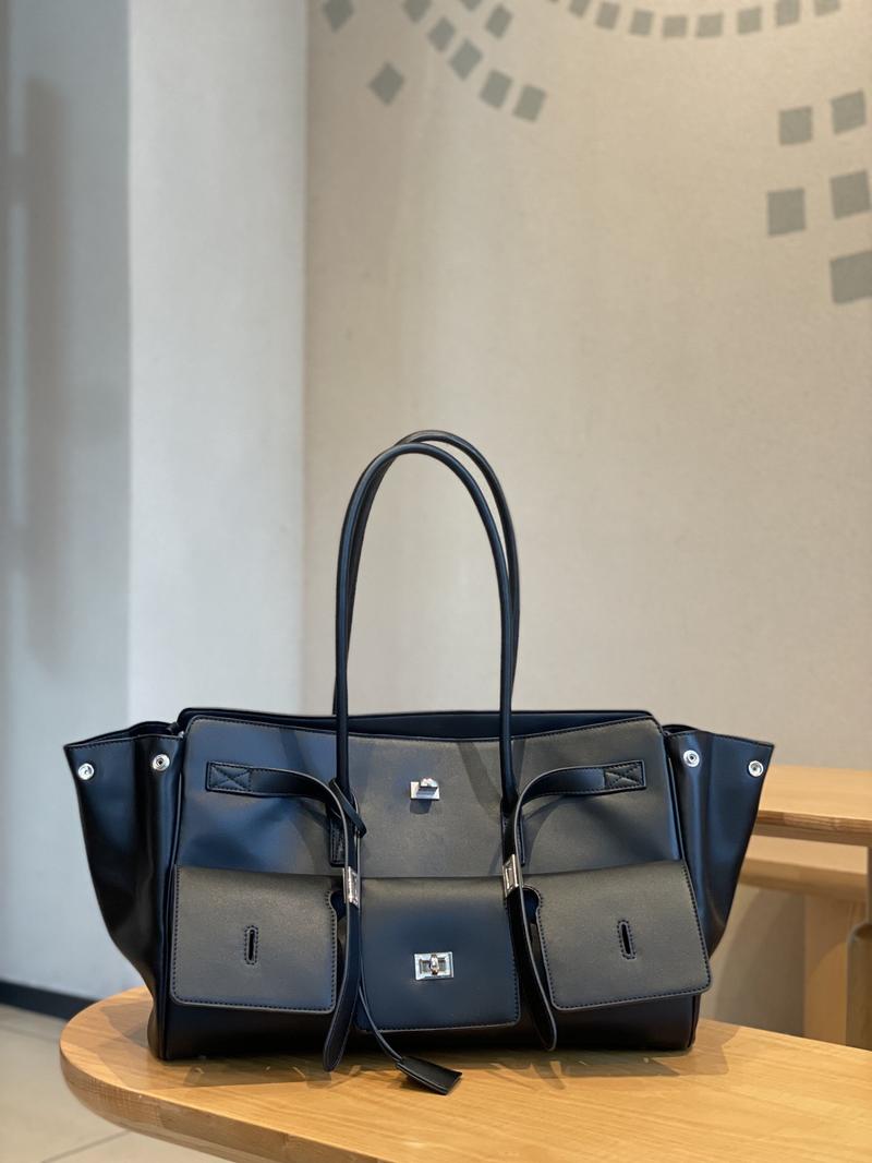 Product Introduction of 2025 New Roden Lock Tote Bag Large Capacity Neutral Motorcycle Wings Style Bag Leather Shoulder Bag Tote Bag 24