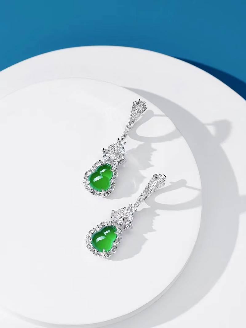 Product Introduction of S925 Silver Inlaid Diamond Green Chalcedony Gourd Ear Hook High-Grade Women's Earrings JU8527 3