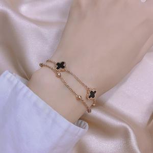 สร้อยข้อมือ 2 ชั้น ดีไซน์ใบโคลเวอร์ 2 ด้าน สีดำ-ขาว ทำจากสแตนเลส 16+5 ซม. เสริมสิริมงคล