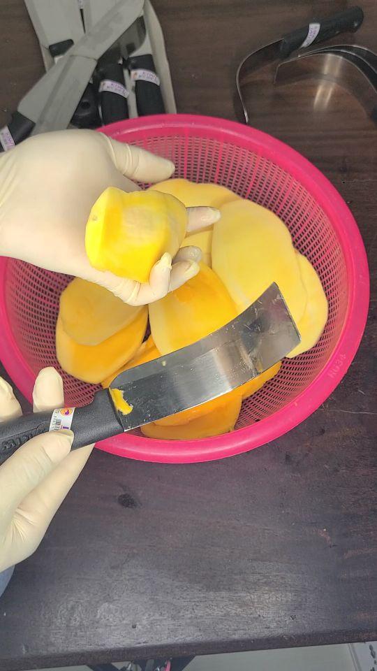 Product Introduction of Bộ 2 Dao Cong Tách Gọt Xoài công ty. Dao Thái Lan kiwi được tinh chỉnh chuyên phục vụ khâu ra thịt xoài, Tách gọt xoài công ty. 11