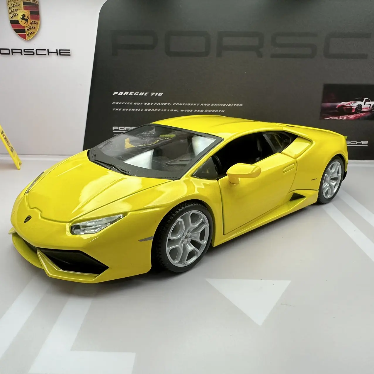 Mô hình xe Lamborghini-Huracan LP610 tỉ lệ 1:24 hãng Maisto