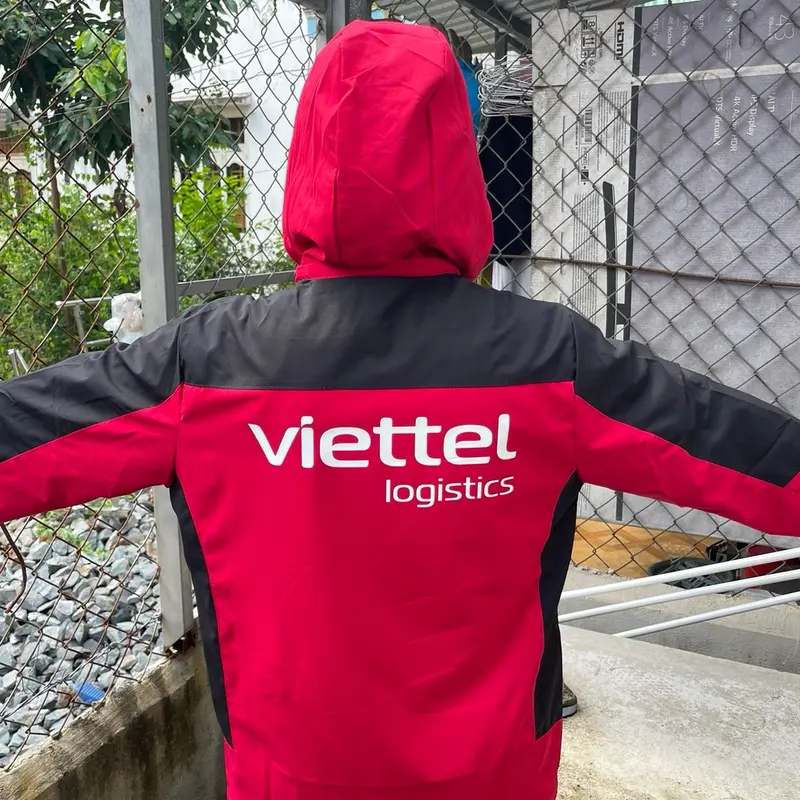 Áo khoác gió Viettel Logistics màu đỏ đen chất vải gió lót lưới thoáng mát aokhoac nam Jacket Menswear Nhung 1