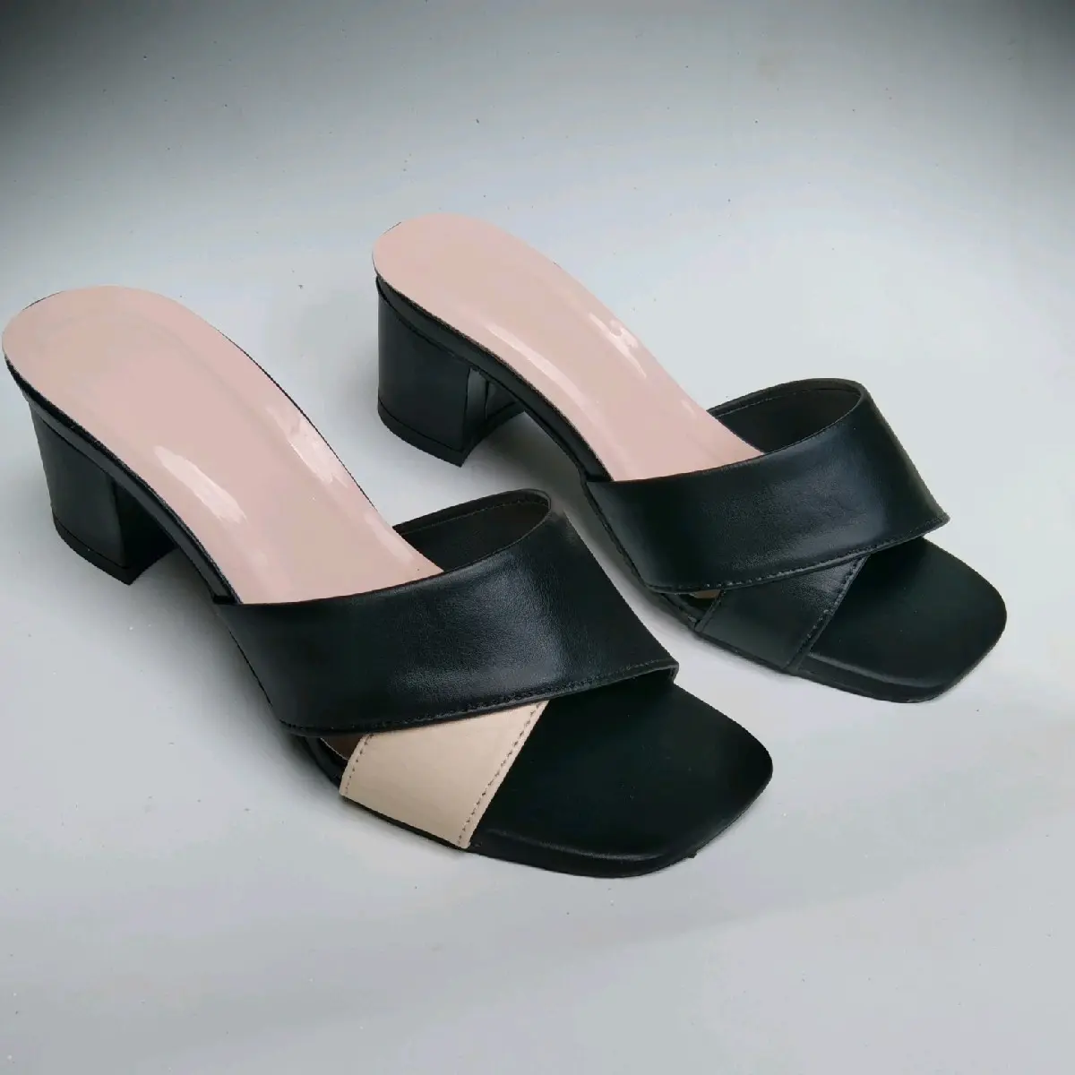 Sandal Hak Tinggi Wanita Kombinasi Square Toe Open Toe Thong Hitam Karet 5cm