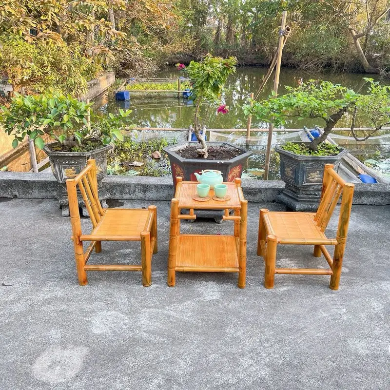 Bộ bàn trà 2 ghế bằng tre, thiết kế ghế dựa lưng, nhỏ gọn phù hợp không gian sân vườn , góc nhà hoặc hiên nhà. 1 bộ gồm bàn và 2 ghế 1