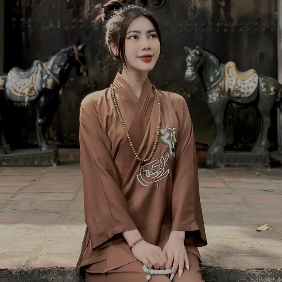 Pháp Phục TAY PHẬT CHẠM Tà Đắp Chéo Thanh Lịch (Tặng chuỗi 108 Hạt) Nữ Women chỉ giặt tay nút đen đính nơ cúc trang phục truyền thống xl đồng nâu