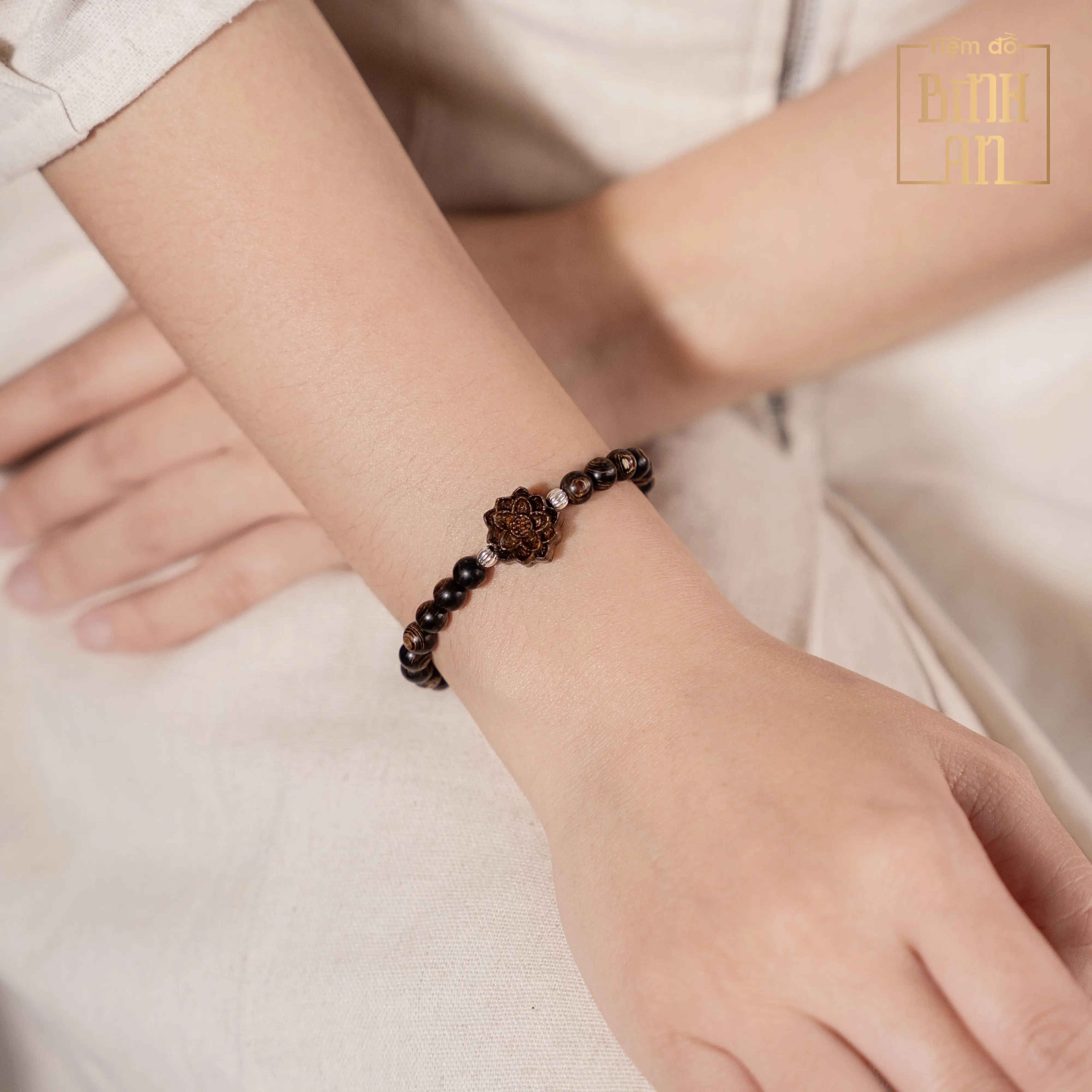 Vòng tay trầm hương liên hoa cao cấp - Tiệm Đồ Bình An