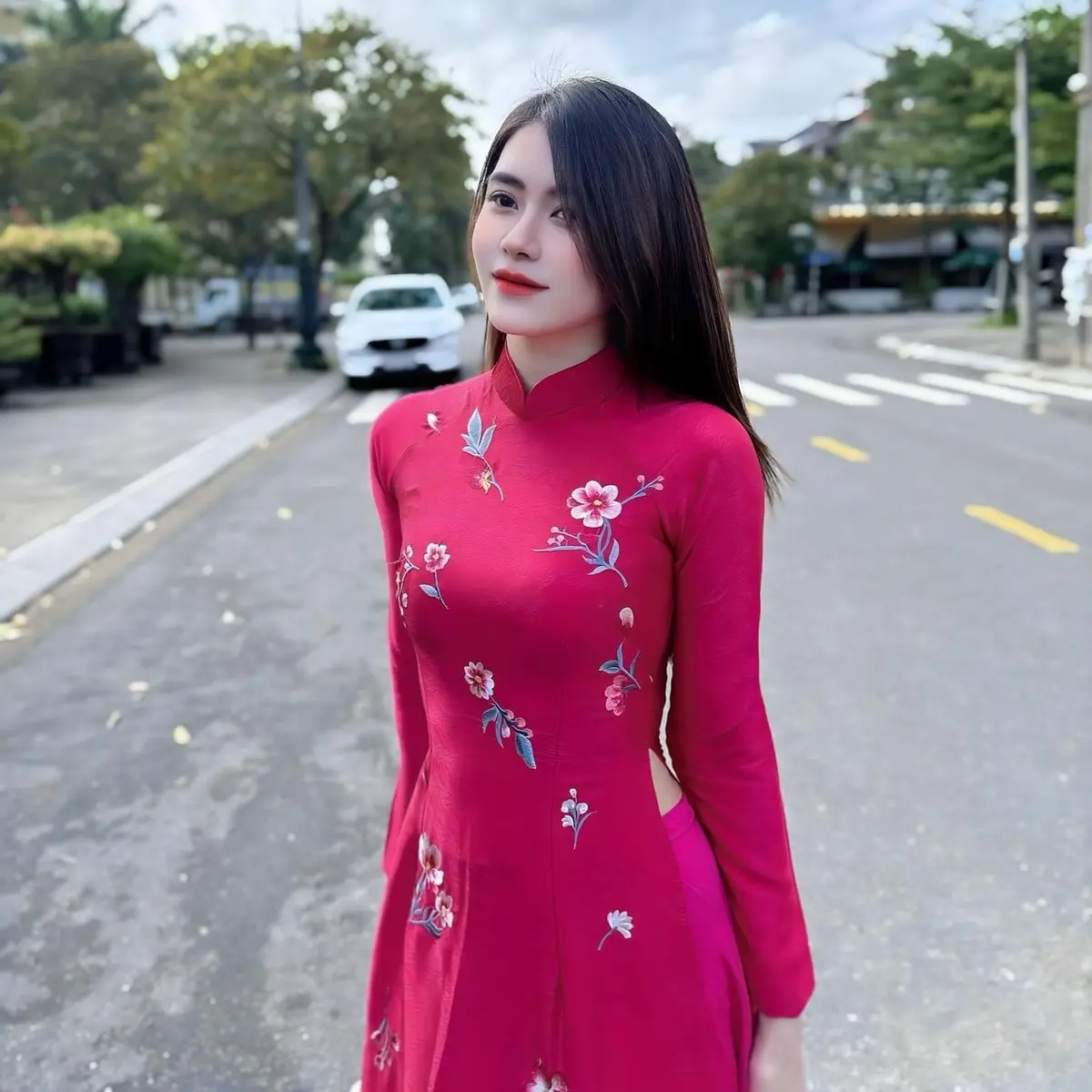 Áo dài thêu.Áo dài truyền thống lụa vân gỗ, thiết kế cổ cao tay dài,thêu hoa thủ công sắc nét (hàng cover). Áo dài Hoài Thu