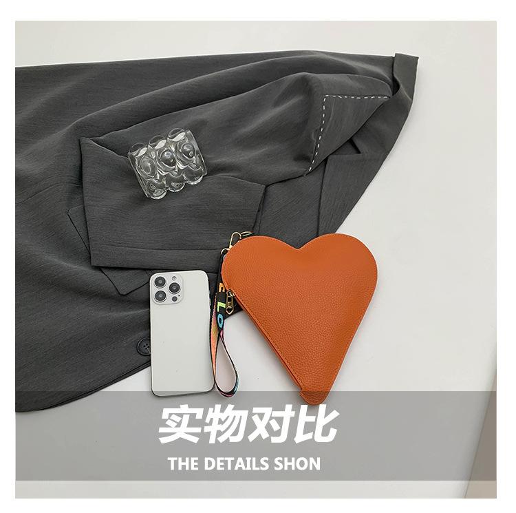 Product Introduction of Special-Interest Design Love 2024 Winter New Good-looking This Year's Popular Coin Purse Clutch Korean Women Bag Tide 4