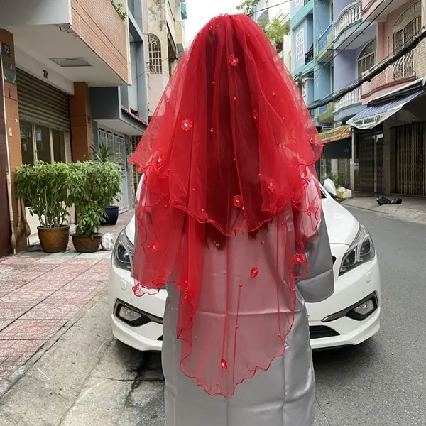Khăn voan cô dâu màu đỏ quấn biên đính hoa hạt trai 0