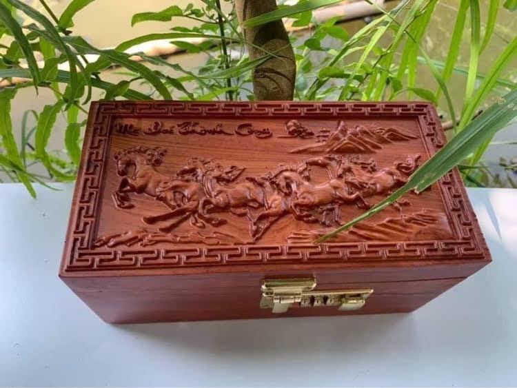Hộp tiết kiệm mã đáo thành công gỗ hương đá kt 22x12x10