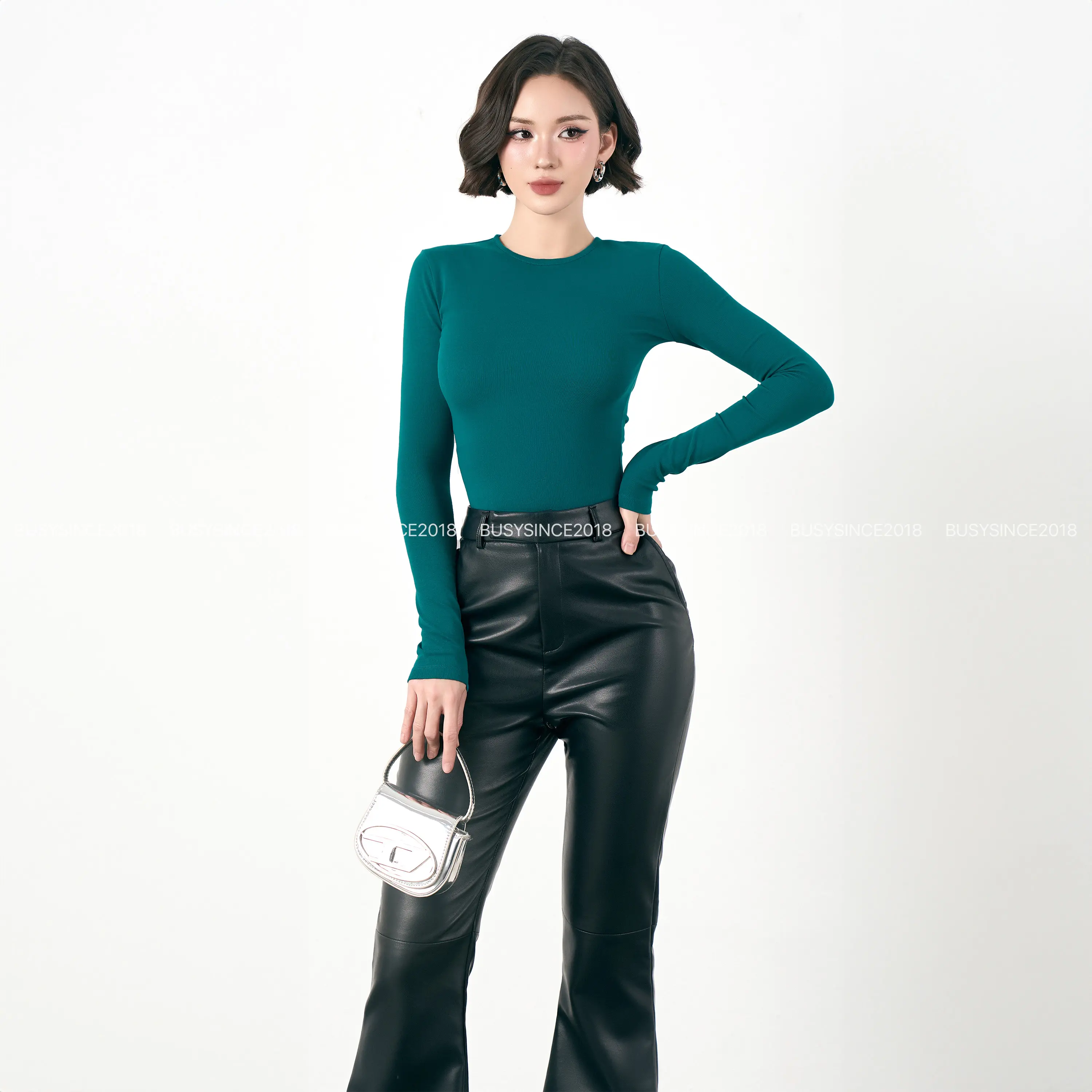 [BUSY] Áo Dài Tay Cổ Tròn Sát Nữ Dáng Thường Busy Thun Zip Co Giãn Ôm Sát DT7T Women Top