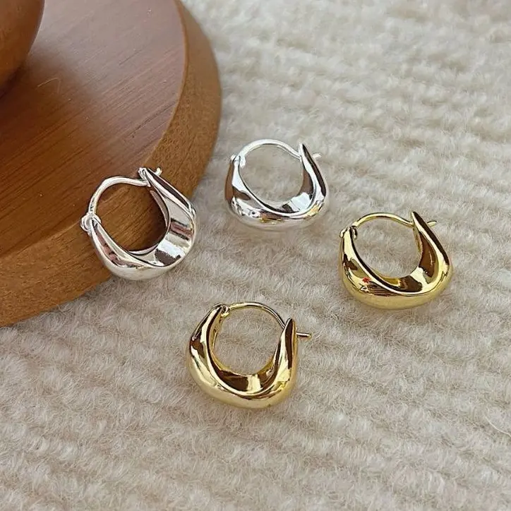 Khuyên tai chữ U size nhỏ Boki style Hàn Quốc - Sora.chic Women Titan Hoa Tai