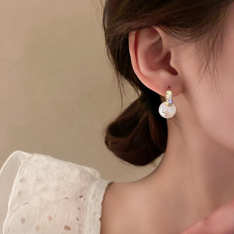 Product Introduction of Rainbow Electroplated Mermaid Pearl Earrings| 2025 Spring Hypoallergenic Titanium Ear Studs| Women's Minimalist Korean-Style Jewelry| Cross-Border Exclusive Daily Premium Accessories 4