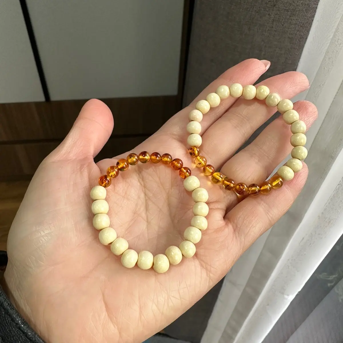 Vòng dâu tằm mix 3 viên hổ phách