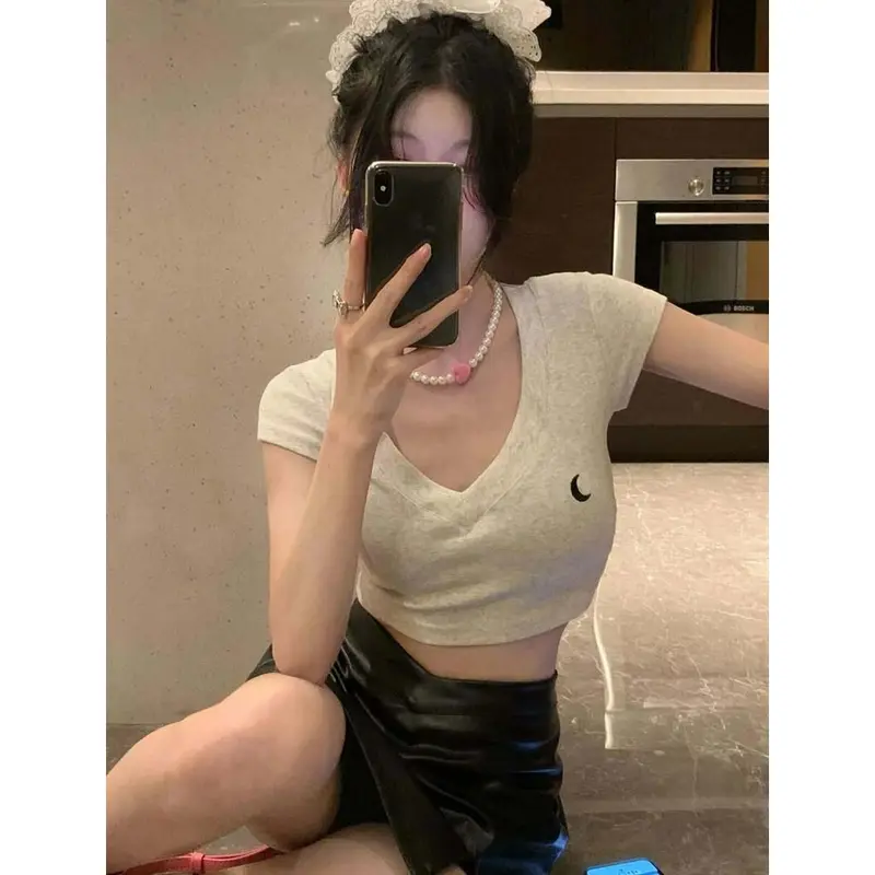 Hàng Mới Về 2024 Áo Thun Croptop Mùa hè ngắn tay thêu chữ, cổ chữ V, hợp xu hướng, Phong Cách gợi cảm Nữ Women 0