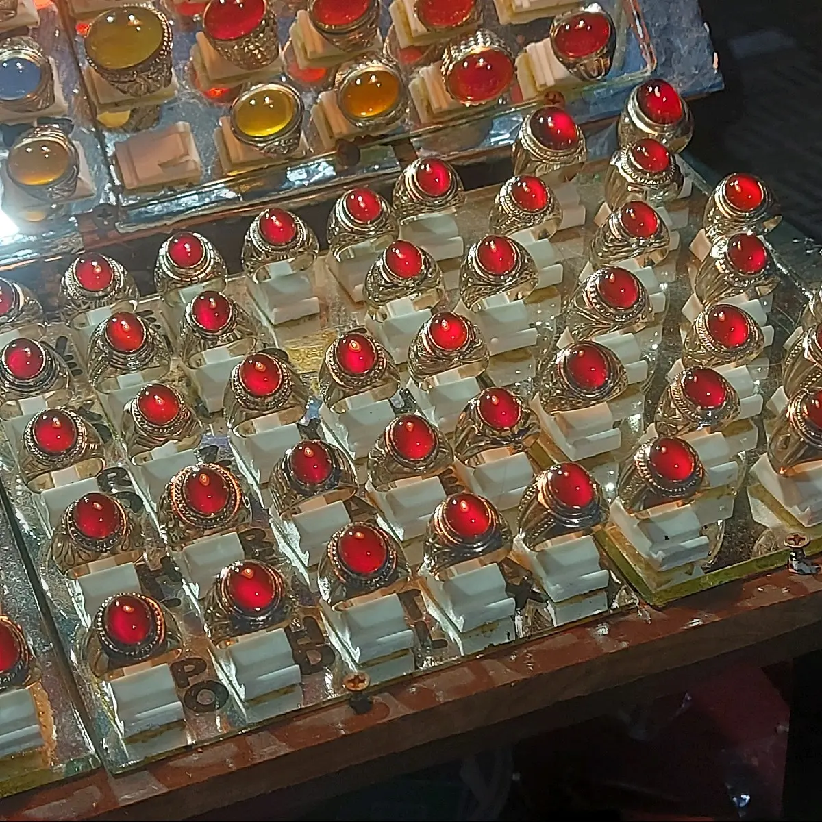 Batu cicin merah kecil