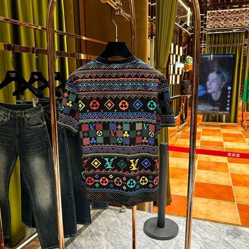 เสื้อยืดแขนสั้น สไตล์ยุโรป คุณภาพระดับไฮเอนด์ อเนกประสงค์ วรรณกรรม เสื้อหลวม พลัสไซส์ Unisex ดีไซน์อินเทรนด์ ขายดี ผลิตในปี 2025 เหมาะสำหรับฤดูร้อน มาใหม่