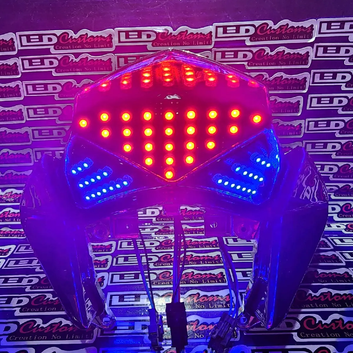 atas merah bawah biru