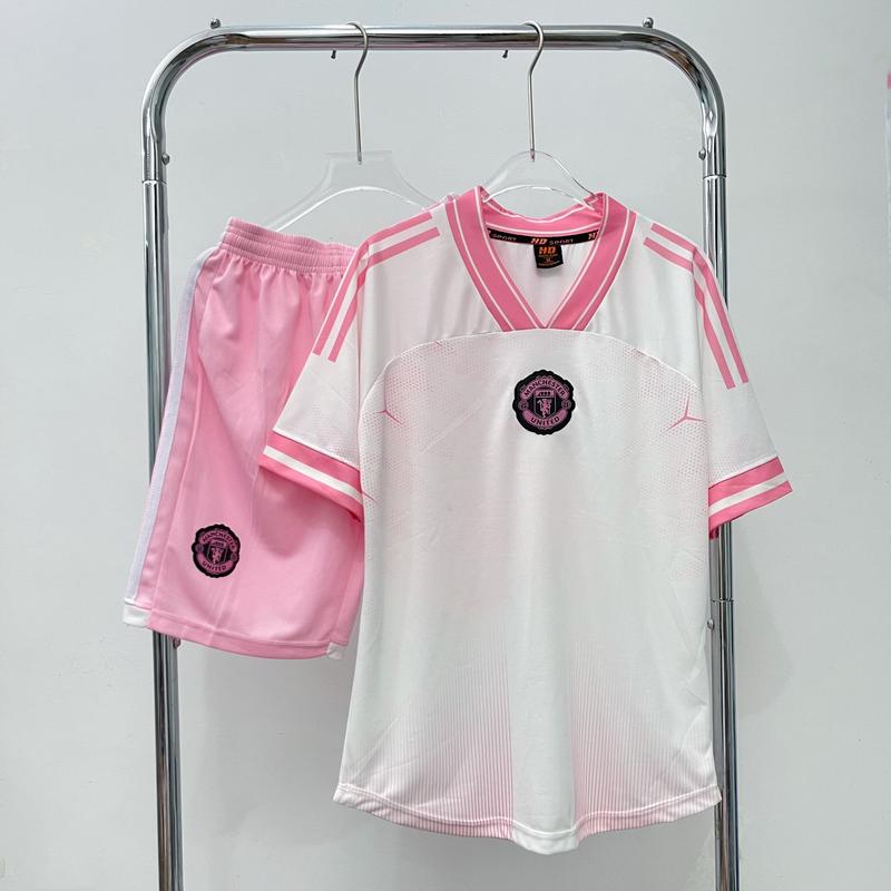Bộ Quần Áo Bóng Đá CLB Mờ U Hồng Cổ Tim vải mè 2025