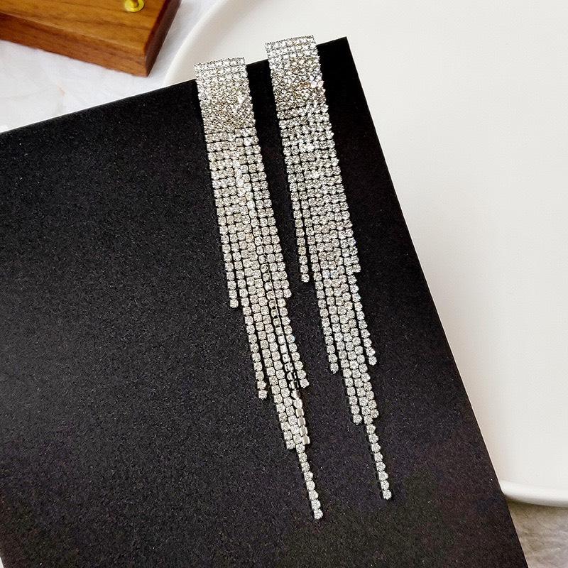 Bông tai dạ hội cao cấp với chất liệu hợp kim không gỉ đeo lên rất sáng và vô cùng sang trọng