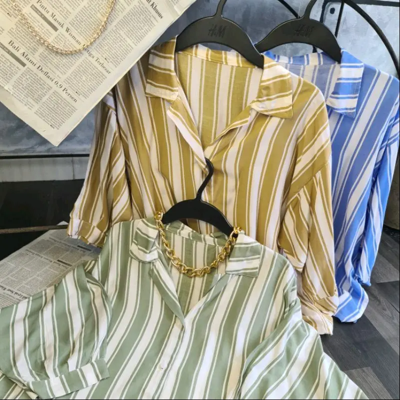 Kemeja Garis Salur Model Batwing Wanita