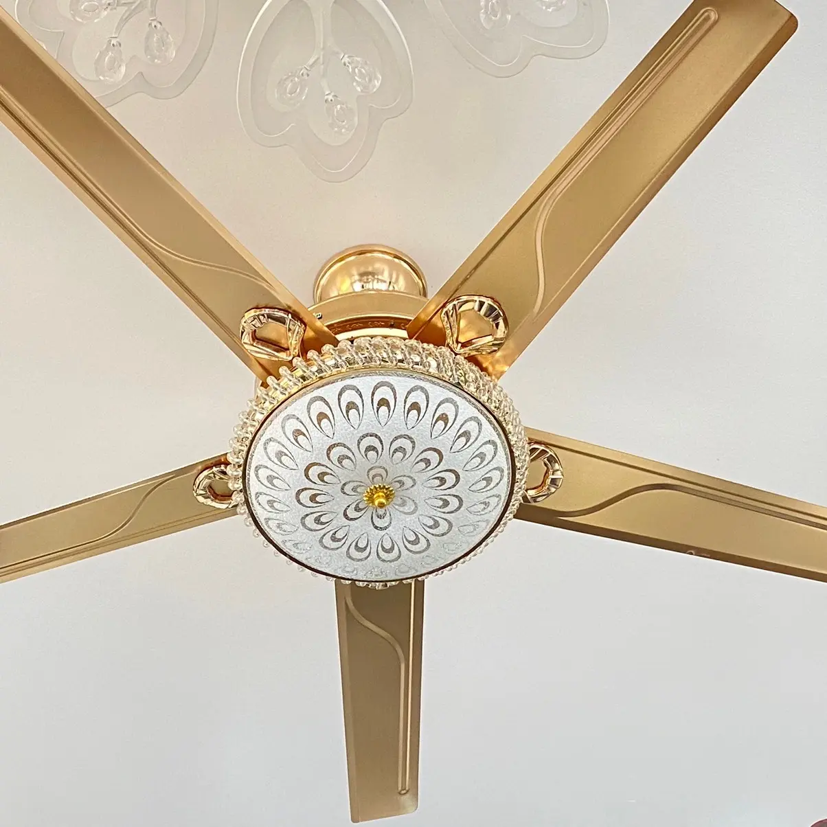 Quạt trần 5 cánh thép mạ điện - HÀNG LOẠI 1. ĐIỀU KHIỂN LED 6 cấp độ gió - chế độ hẹn giờ đảo chiều. Đèn 3 màu .MÃ 06 QuạT