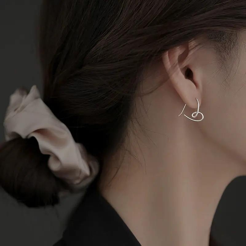 Geometry, simplicity, line, twist, love, earrings, women's light luxury niche design sense 2 fashion temperament earrings versatile white-collar commuting