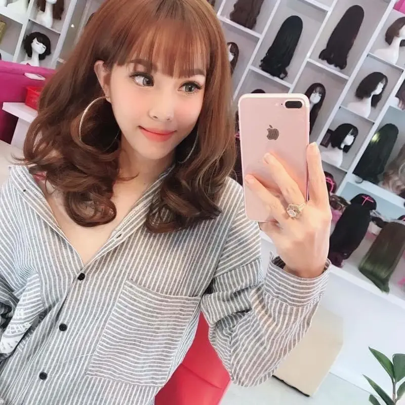 LL04 tóc bộ nguyên đầu xoăn ngang vai, tặng kèm lược lưới, dài 30cm , chất tóc đc làm bằng sợi tơ nhân tạo, chịu đc nhiệt 160-180 độ 0