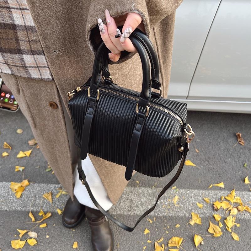 Product Introduction of High-quality Hand-held Bowling Bag Women's Autumn and Winter Simple and Fashionable Shoulder Bag Feeling Messenger Bag Bag 6609-521 20