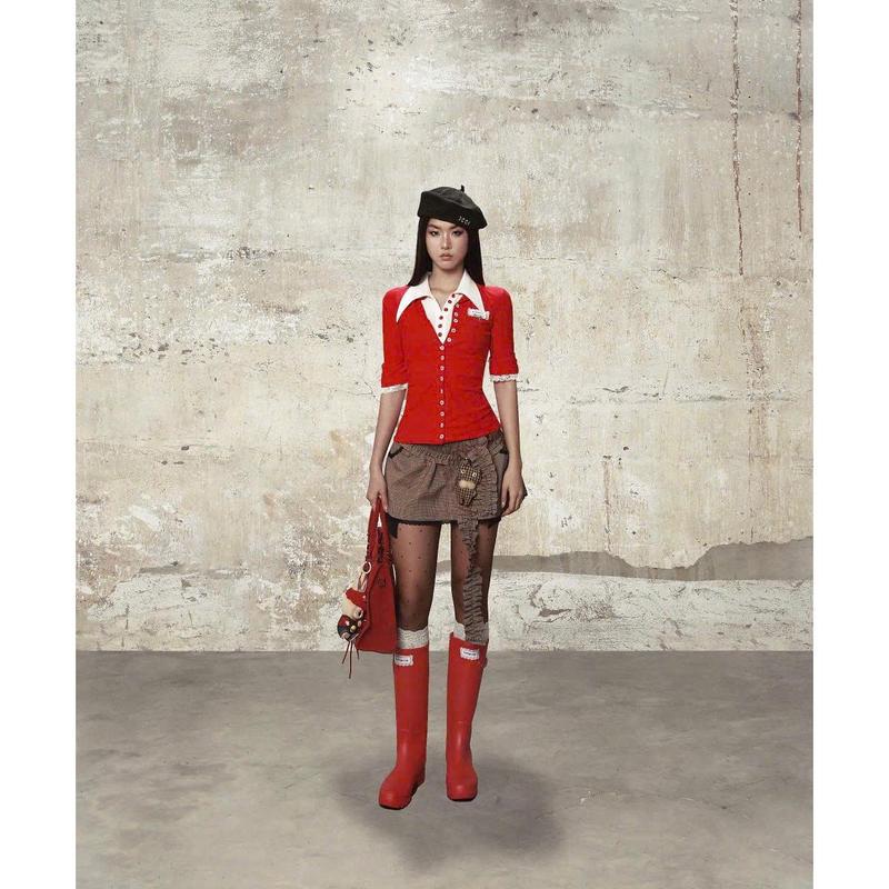   SODOPE CLUB  - Áo thun đỏ tay dài áo thun ngắn tay nút đỏ cổ sơ mi và chân váy ngắn sọc caro nâu 