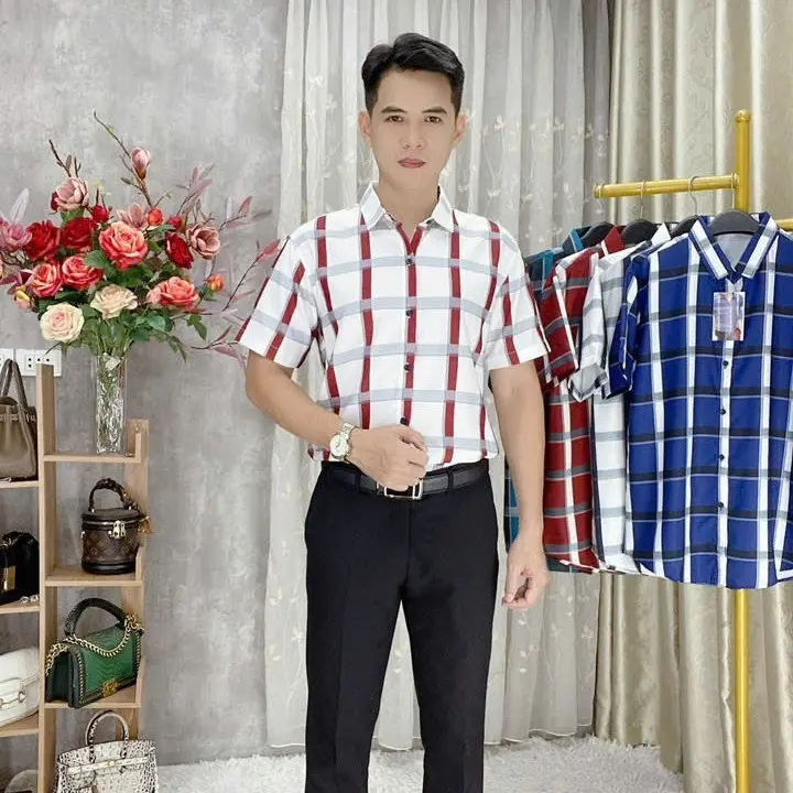 ÁO SƠ MI NAM TAY NGẮN MÃ H CÔNG SƠ ,HỌA TIẾT SỌC CARO , SANG TRONG  DÁNG XUÔNG , CHẤT LIỆU VẢI LỤA , CHỐNG NHẮN , CHỐNG XÙ , CO DÃN NHẸ , MẶC LÊN CHE KHUYẾT ĐIỂM RỐT , TÔN DÁNG , TÔN MÀU DA