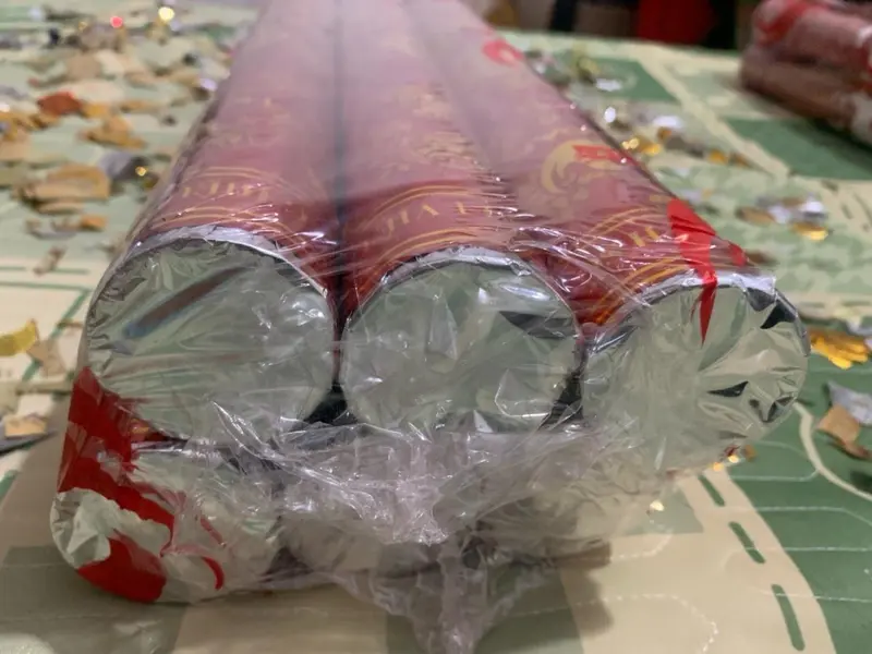 MUA  COMBO 12 ỐNG GIẤY HOA ĐĂNG TẶNG 10 CHIẾC KHẨU TRANG 5D   Ống giấy 80cm mẫu  kim tuyến ,kiểu vặn van dùng cho Đám cưới Tiệc Nhiều màu sắc 1