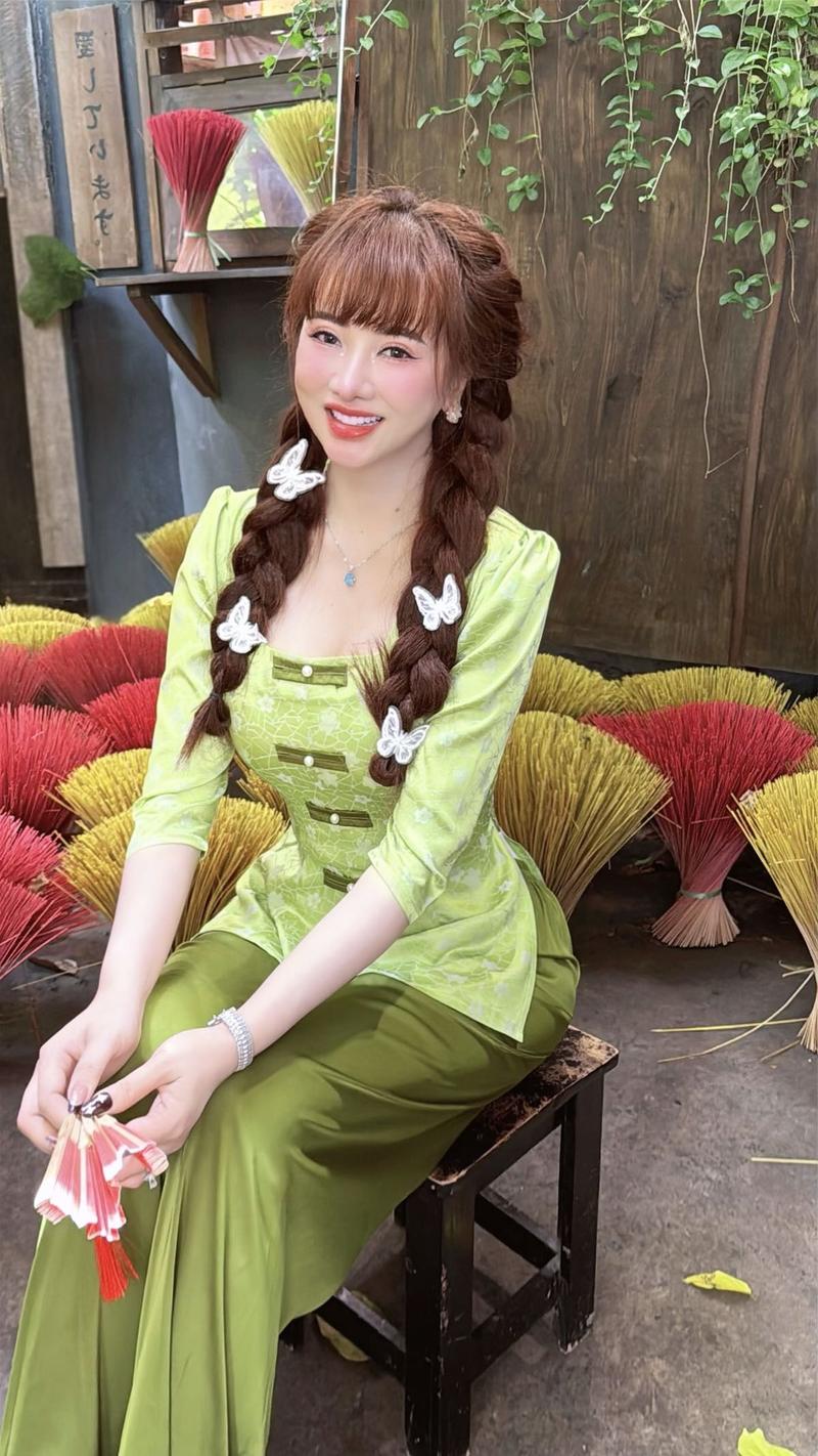 Product Introduction of Bộ Bà Ba Cổ Vuông 40-80 Kí Áo Gấm Quần Latin 20
