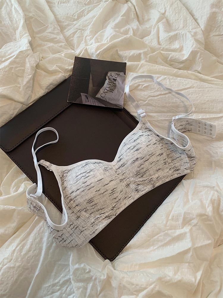 Product Introduction of Sweet girl textured underwear without steel rings and thin small breasts gathered together for junior and senior high school students' comfortable breathable bra 1