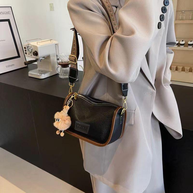 Product Introduction of Túi Boston, Thời Trang, Phong Cách Cổ Điển Mới, Túi Đeo Chéo Dễ Phối Đồ Dây Đeo Rộng Hợp Xu hướng Túi Gối Nhỏ Thích Hợp Cho Vai, Được Đánh Giá Tích Cực 6670, Độc Đáo 10