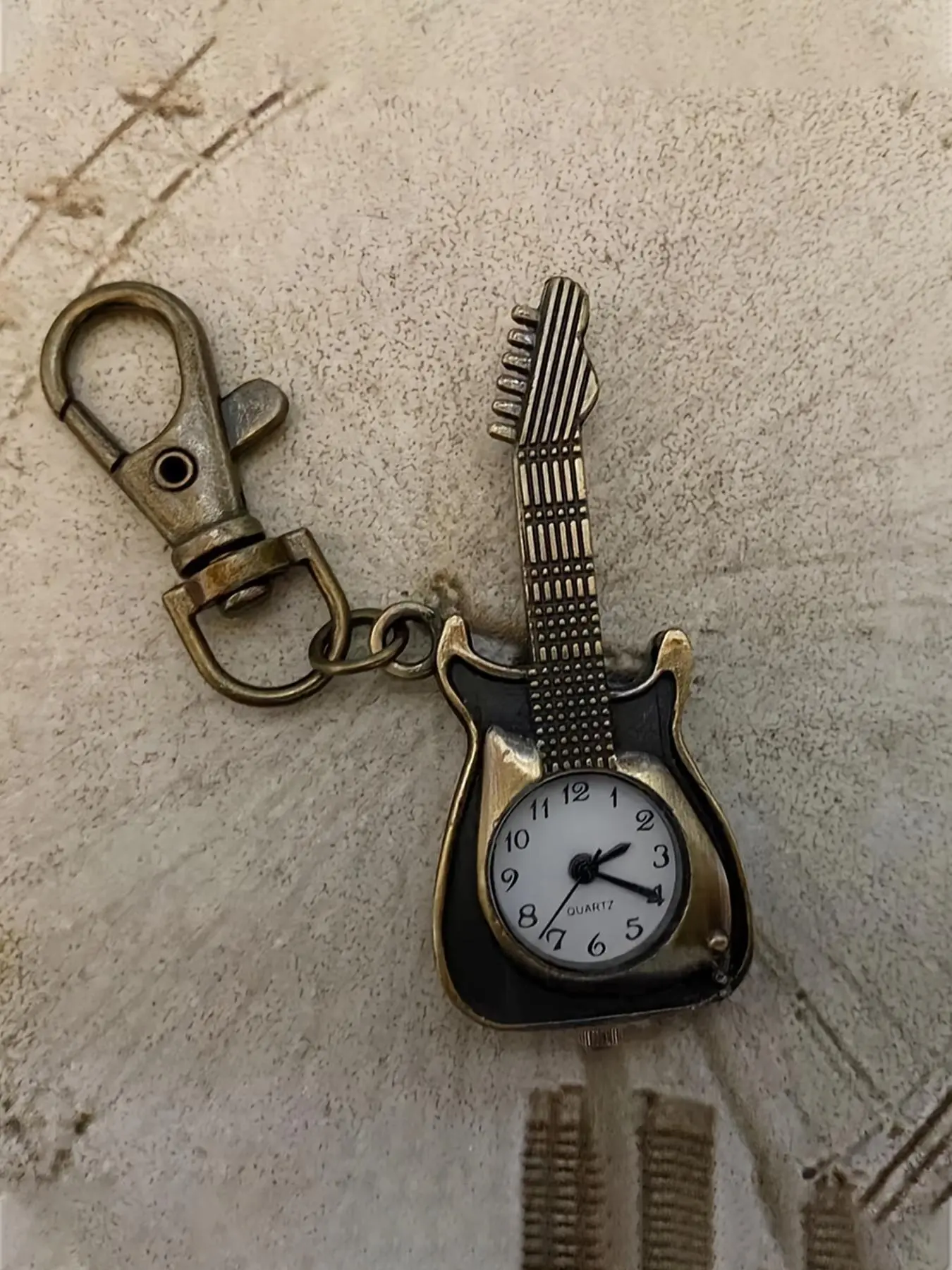 Men's Vintage Style Guitar Shaped Design Quartz Watch, Casual Trendy Analog Watch As Gifts, Fashionable Keychain & Bag Charm for Daily Decoration As Gift without Box
