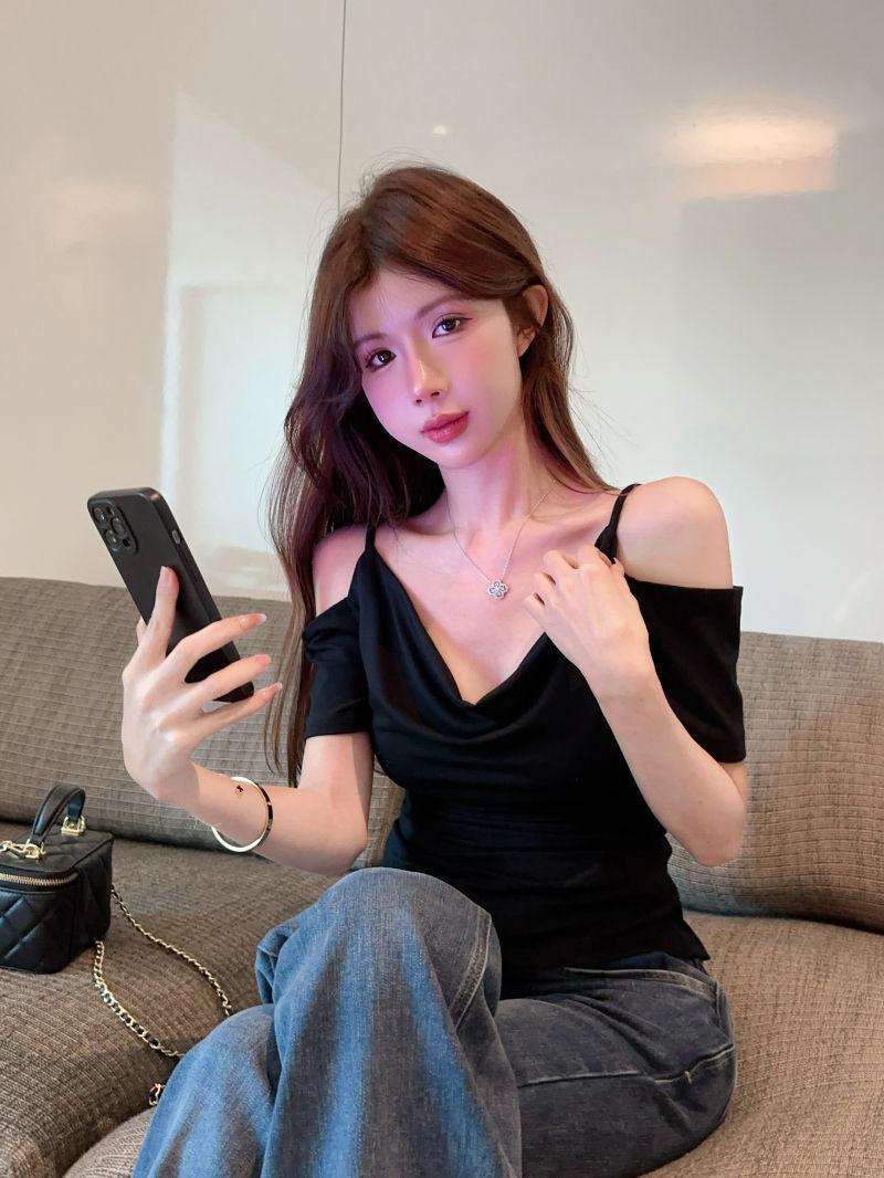 Product Introduction of Korean Style Hot Girl off-Shoulder Spaghetti Straps Swing Collar Short Sleeve Top Design Simple off-the-Shoulder Irregular Black T-shirt 5