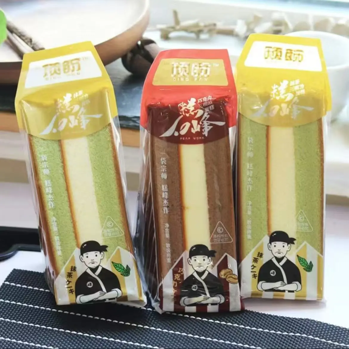 Bánh tam giác rất phổ biến, với matcha, sô cô la,Hương vị dâu tây , một kg với 10 bánh Food Cake Thức Ăn Tăng Cơ