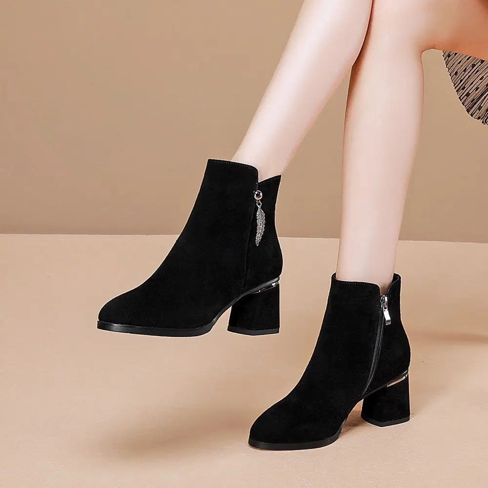 Bốt Ngắn Cho Nữ, Da Lộn Lì Mới 2024, Bốt Mùa Lò Xo Và Mùa Thu, Gót Chunky Và Gót Trung Bình Mũi Tròn Nhỏ Dáng Ôm Shoes Boot GiàY Cổ Cao