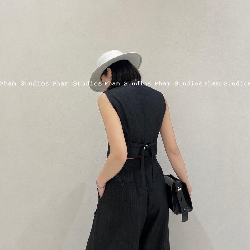 Pham Studios, Áo blazer cộc tay xẻ sau, áo gile croptop và quần cạp cao xếp ly túi trước hiện đại, vải text màu đen chì kẻ nâu 5