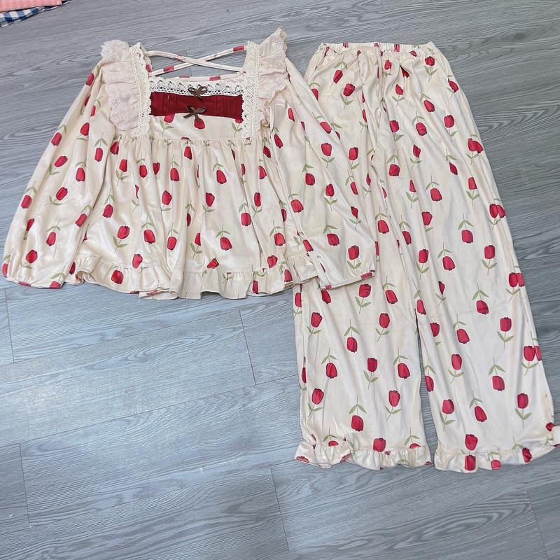 Bộ đồ ngủ nữ mặc nhà Hh  áo tay dài bồng cổ áo vuông cao Phối viền ren hai bên vai chính giữa ngực đính 2 chiếc nơ sau lưng có 2 dây đan dáng áo baby xoè rộng quần xuông to rộng hoạ tiết Hoa Tulip chât liệu Nhung tuyết dày dặn mềm êm ấm mặc thu đông